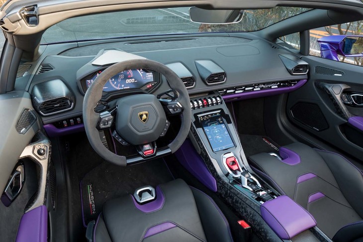 試乗車は内装にもパープルを取り入れ、ブラックとのバイトーンでコーディネート。センターコンソールまわりなどにはフォージドカーボンを採用している。