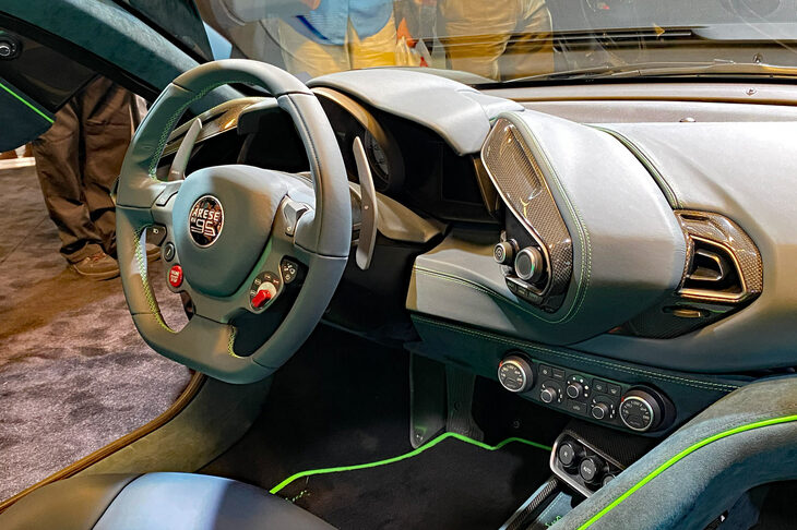 メーターナセルも有機的な曲線を描く。