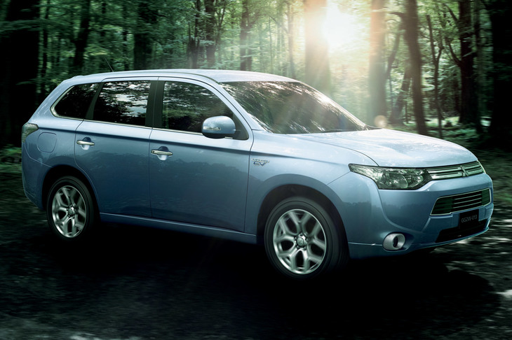 日本におけるPHEVの火付け役となった「三菱アウトランダーPHEV」。2012年9月にパリモーターショーで世界初公開された。