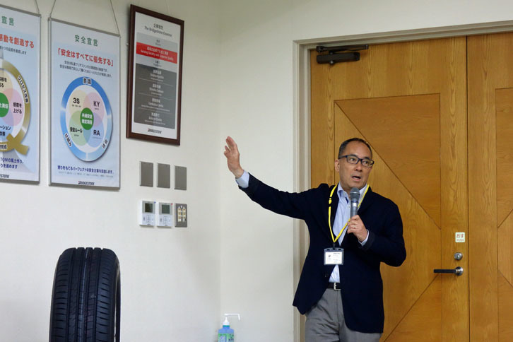 試乗会の概要を説明するブリヂストンの原 秀男氏。企業理念である「最高の品質で社会に貢献」を説明しているところ。（写真＝webCG）
