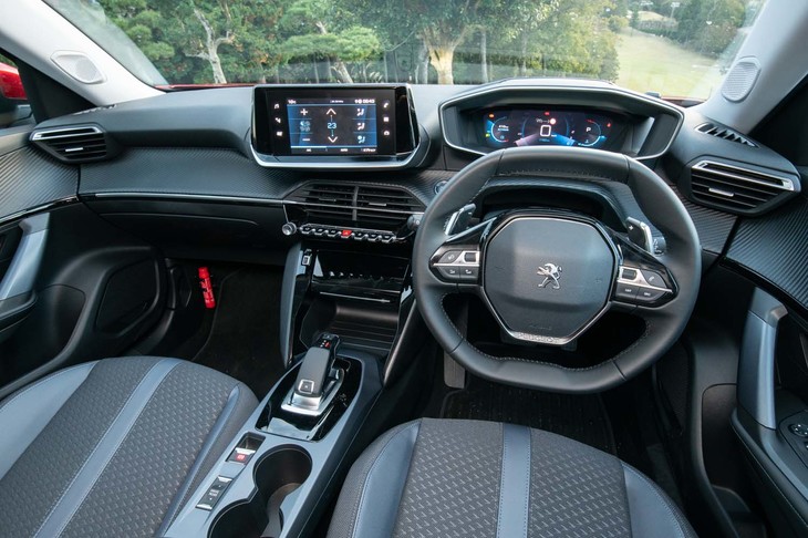 ステアリングホイールよりも上にメーターをレイアウトした「iコックピット」は3D表示のデジタルメーターを備えた「3D iコックピット」に進化した。