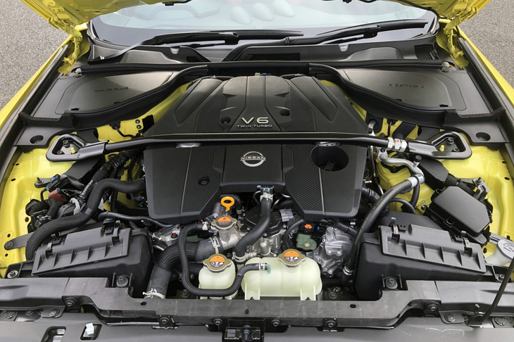 「スカイライン400R」にも採用されている3リッターV6ターボエンジンは、最高出力405PS/6400rpm、最大トルク475N・m/1600-5600rpmを発生。今回の試乗車は6段MTだったが、9段ATも選択できる。