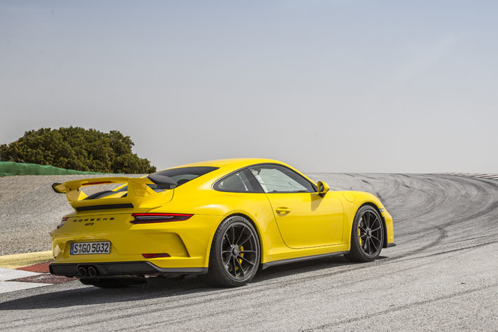 空力性能の改善と軽量化も新型における重要なテーマだ。リアまわりでは、エンジンフードとリアウイング、およびウイングサポートがカーボン製だ。