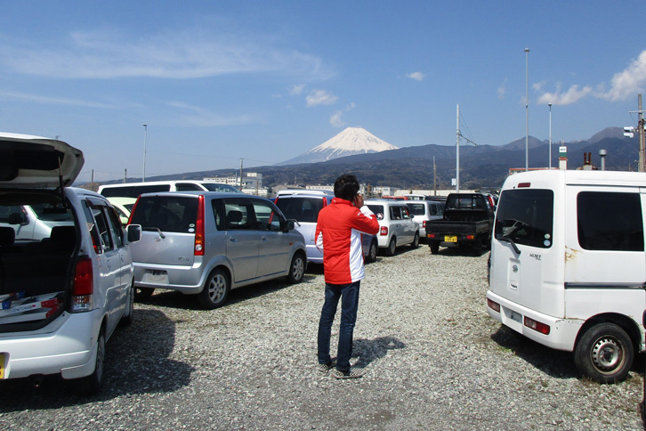 少年の頃からフェラーリに憧れていたというリュウ氏、34歳。中古車販売に携わり、この春、8年目を迎えた。