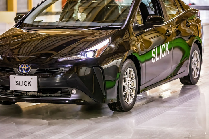 「アイスガード7」のスリックタイヤ仕様が装着された「トヨタ・プリウス」で、氷上ブレーキテストを行った様子。氷温が低い路面では、思いのほかスムーズに走れるが、水膜が発生するような温度になると車両のコントロールが難しくなる。スタッドレスタイヤにおける溝やエッジの重要性が再確認できた。