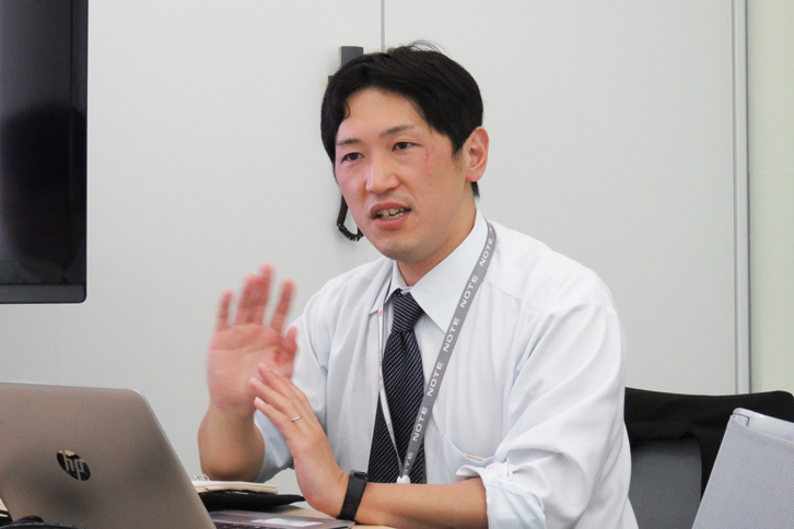 「エンジン音が気にならないよう、発電はアクセル開度が大きいタイミングで行うようにした」と語る、音振性能グループ チームリーダーの餌取秀一氏。ちなみに、私たちが普段「EVの音」と認識しているのは、実はモーターの音ではなくインバーターとバッテリーの音なのだとか。