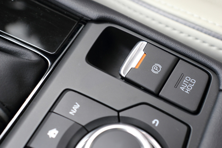 電動化により大幅な省スペース化を実現したサイドブレーキ。インフォテインメントシステムのコントローラーも新デザインに変更された。