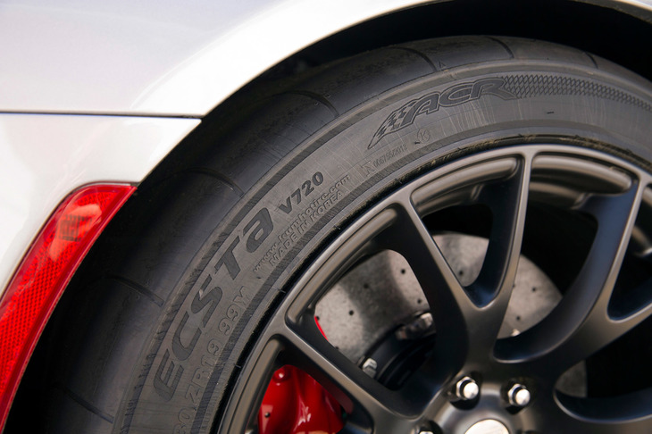 3代目「ダッジ・バイパーACR」に採用された「クムホ・エクスタV720」。詳しい方ならご存じの通り、自動車メーカーが特定のモデルのためにつくらせたタイヤは、たとえ名前が既製品と同じであっても、中身が全然違っていたりする。