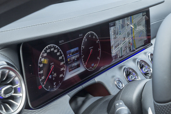 メーターパネルとセンタースクリーンと、12.3インチの液晶パネルが2枚並べてレイアウトされる。