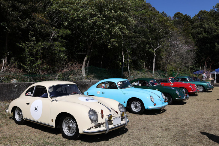 建物（旧校舎）の裏側に並んだ「ポルシェ356」シリーズ。手前から2台は「356A」、続いて「356Bスーパー90」「356Bカブリオレ」「356Bスーパー90」。