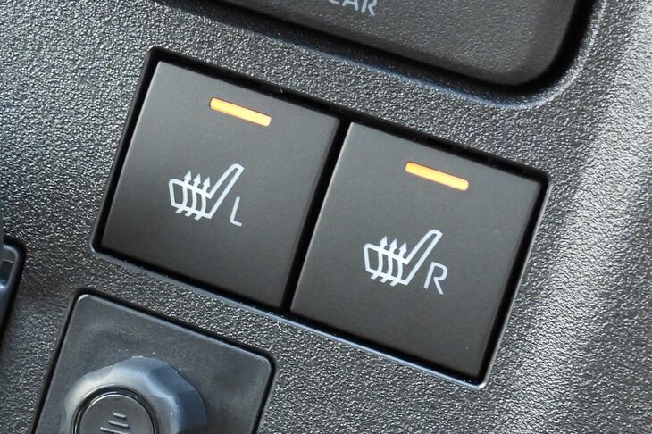 装備の充実度はライバルに対する「e-ハイゼット カーゴ／e-アトレー」の確かな強み。シートヒーターはホンダが運転席のみなのに対し、こちらは全車助手席にも装備。急速充電ポートは、三菱ではオプションだがこちらは標準装備……といった具合だ。