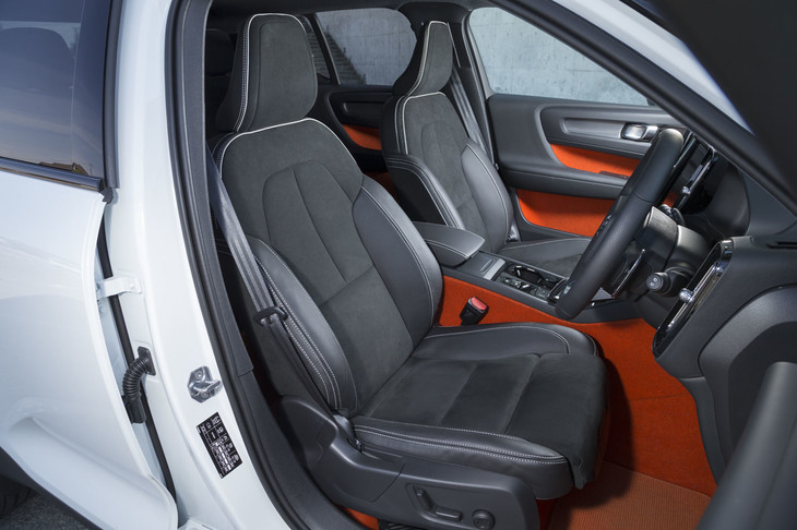 今回試乗した「T5 AWD R-DESIGN ファーストエディション」のシートは、専用のヌバックとナッパレザーで仕立てられている。