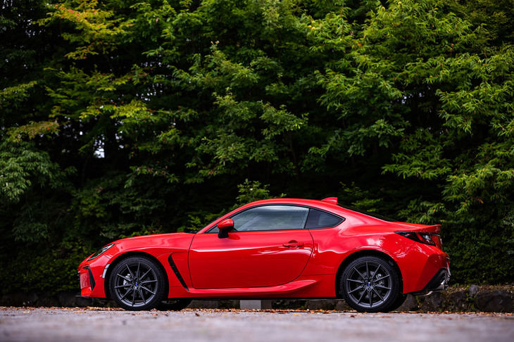 新型「スバルBRZ」の外寸は全長×全幅×全高＝4265×1775×1310mm、ホイールベースは2575mm。スバル初となるアルミルーフの採用に加え、シートやマフラー、プロペラシャフトの軽量化などで車重は1270kgに抑えられている。