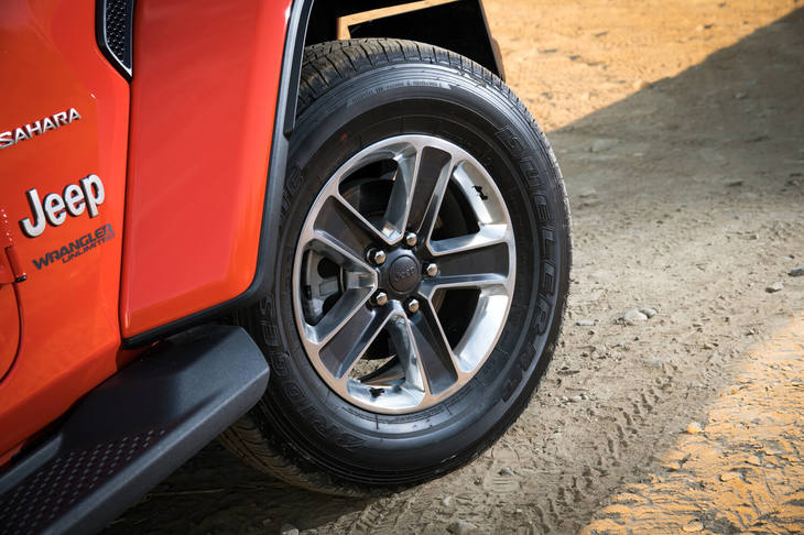 ツートンのカラーリングが目を引く「ローンチエディション」専用の18インチアルミホイール。リムに施された「ウィリスMB」のアイコンに注目。