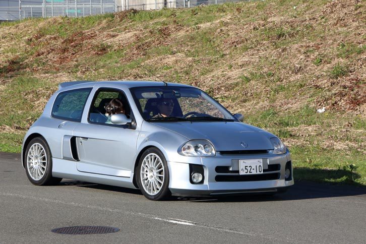 コンパクトハッチである「クリオ（ルーテシア）」をベースに、3リッターV6エンジンをミドに搭載した「クリオV6」。