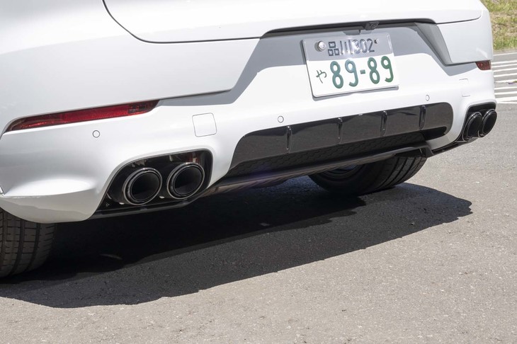 ブラックに塗られた、左右振り分けの4本出しテールパイプ。13万7000円のオプションとして選べる。