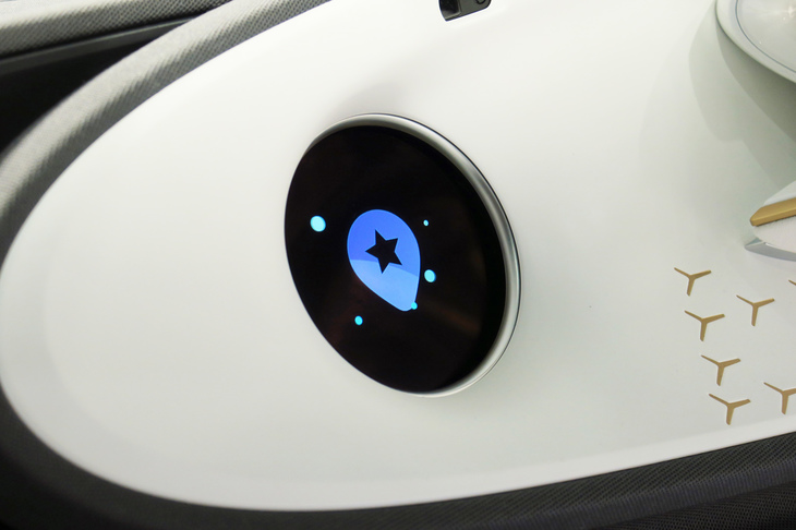 クルマとコミュニケーションをとる際には、こちらの小窓に表示されるデザインの変化で、AIエージェントの反応が表現される。人の顔を「どーん」と映す方が分かりやすいのだろうが、個人的には、やはりこれくらい“控えめ”な方が、安心して接せられる。