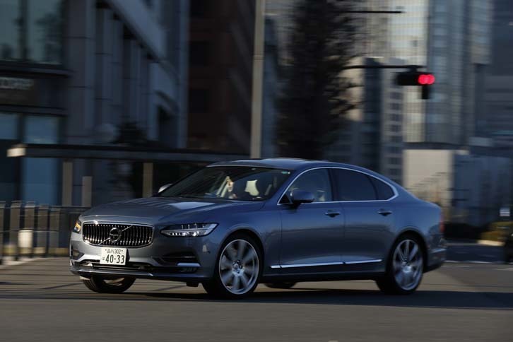 ボルボ車らしく先進安全装備も充実。世界初とされる大型動物検知機能、右折時対向車検知機能などを含む、15以上の運転支援・事故回避機能を全車に標準装備する。