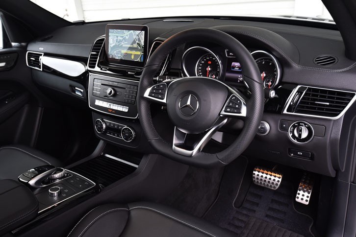 黒で統一されたスパルタンなインテリア。DシェイプのAMG専用ステアリングが室内をスポーティーに引き締める。