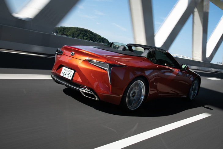 ルーフの開閉システムには、オープン時にソフトトップを完全に格納するトノカバー付きフォールディング機構を採用。すっきりとしたデザインを実現している。