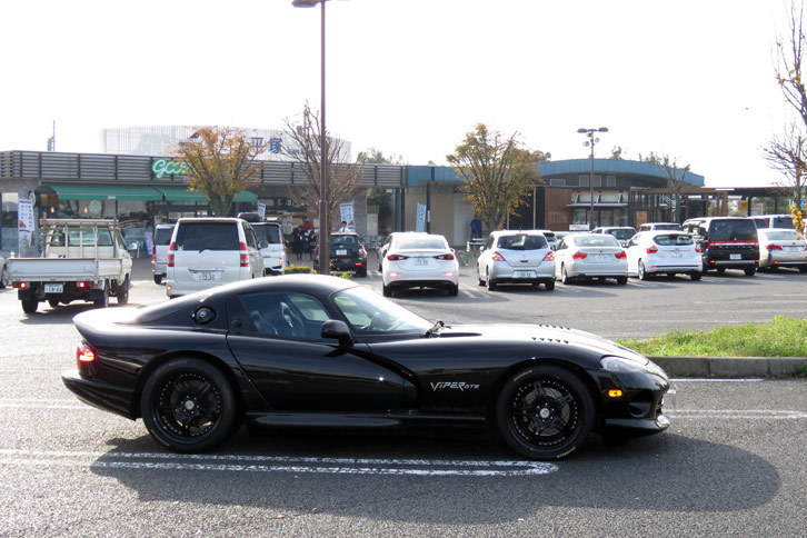 小田原厚木道路の平塚パーキングエリアにて一休み。本当は“走り”の写真の一枚でも掲載したいんだけれど、いかんせん一人でやっている連載なんでね。求ム助手。