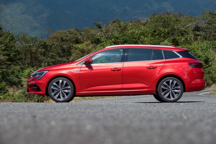 ボディーの全長はハッチバックよりも240mm長い4635mm。本国フランスでは「スポーツツアラー」ではなく「エステート」と名乗っている。