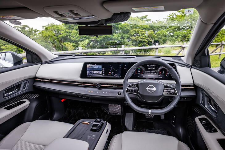 「アリア」のインテリアはシンプルでクリーン。メカニカルスイッチがほとんどないデザインのインストゥルメントパネルが特徴だ。12.3インチの液晶パネルを2枚連結したディスプレイが目を引く。