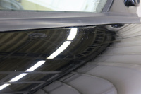 蛍光灯の明かりに浮かぶポツポツは雨滴ではない。塗装の下に気泡が浮いてきているのである。