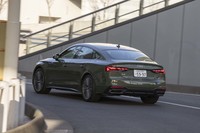 サスペンションは前後ともダブルウイッシュボーン式。試乗車はオプションの「ダンピングコントロールスポーツサスペンション」を装備していた。ダンピング特性は「コンフォート」と「ダイナミック」を切り替えられる。