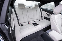 フロントシートに合わせ、リアシート表皮にもアルピナのオリジナル素材を用いている。背もたれ部分にエンブレムが入るのも、フロントシートと同様である。