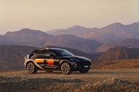 中東オマーンが初試乗の場となった「アストンマーティンDBX」。まずはプロトタイプモデルの実力を確認しました。（photo：アストンマーティン）