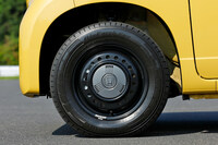 タイヤサイズは145/80R13。EV化によって増した車重を支えるため、またより大型のブレーキを装備するため、エンジン車の「N-VAN」（145/80R12）よりサイズアップしている。