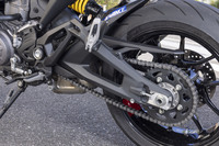 リアには新型「ムルティストラーダV4」と同じ製法でつくられる、アルミ製のスイングアームを採用。ここでも1.6kgの軽量化を実現している。