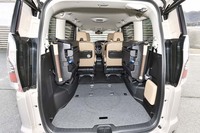 ラゲッジルームの使い勝手は、ノーマルの「セレナ」と同様。3列目シートは左右に跳ね上げて格納する。