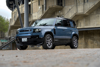 今回の試乗車は「ディフェンダー110 X-DYNAMIC HSE P300e」。2グレードあるPHEVのより高価なほうで、車両本体価格は1091万円。