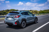 新型「クロストレック」の外板色は今回の試乗車両がまとっていた「オフショアブルーメタリック」を含め、「クリスタルホワイトパール」や「オアシスブルー」など全9色が設定されている。