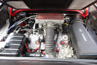 “赤い玉号”のエンジンルーム。右側にエアフィルターがある。