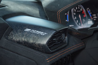 エアベントにはフォージドコンポジットのロゴが入る。