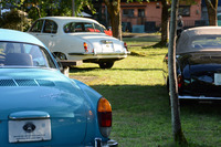 金山町内の6カ所に展示エリアを設置。クルマの年代やテイストの近いものを組み合わせて、展示車両が配置された。こちらは「ジャガーSタイプ」と「フォルクスワーゲン・カルマンギア」などの展示スペース。