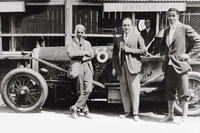 1924年（写真）、1927～1930年と、ルマン黎明（れいめい）期に5度の優勝を果たしたベントレー。フォルクスワーゲングループの傘下となった後、2001年にルマンに復帰し、2003年には実に73年ぶりに表彰台の頂点に立った。