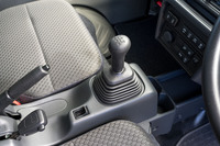 じゃばらのブーツが今となっては趣深いシフトレバー。その手前には、これも懐かしいコインホルダーが備わる。