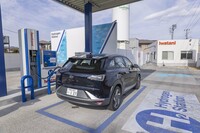 静岡県御殿場市のイワタニ水素ステーション 御殿場インターで水素を補給。ここでは問題なく充てんできたが、試乗の最後に立ち寄ったステーションでは「水素タンクが高圧になっている」とのことでどうしても満タンにできず、今回は満タン法の燃費は計測できなかった。