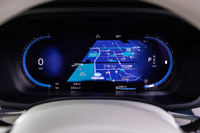 今回の改良で12.3インチの「デジタル液晶ドライバーディスプレイ」は、ブルーを基調としたデザインに変更され、2モードの表示切り替えが行えるようになった。写真は地図表示モードを選択した様子。