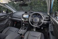 「1.6i-L EyeSight」と「アドバンス」（写真）の2グレードでは、インテリアの仕様も変更。後者では、従来型には設定のあったブルーの装飾パネルやグレーのアクセント、オレンジのステッチなどが廃止された。