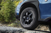 「アウトバック ウィルダネス」は、バンプストローク量が大きく取られた専用サスペンションを採用。オールテレインタイヤが組み合わされる。