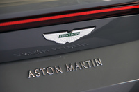 リアに装着されたアストンマーティンのエンブレムとロゴ。大型サルーンに、ミドシップのスポーツモデル、SUVと、アストンマーティンの次世代戦略は明確な拡大路線を採っている。