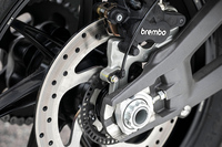 ブレーキ関連では、リアに新しいキャリパーとφ280mmのディスクローターを採用。発熱を抑え、制動力を高めている。