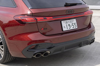 妙に立体的に見えるリアコンビランプは上下のパネルにくぼみをつけて本当にボディーから飛び出している。