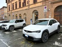 これは珍しい「マツダMX-30」。シエナ旧市街の電気自動車充電ステーションで2024年12月撮影。