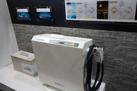 V2Hサービス「電動ドライブハウス」に用いられるEVパワーステーション（写真右）と家庭用バッテリー（同左）。
